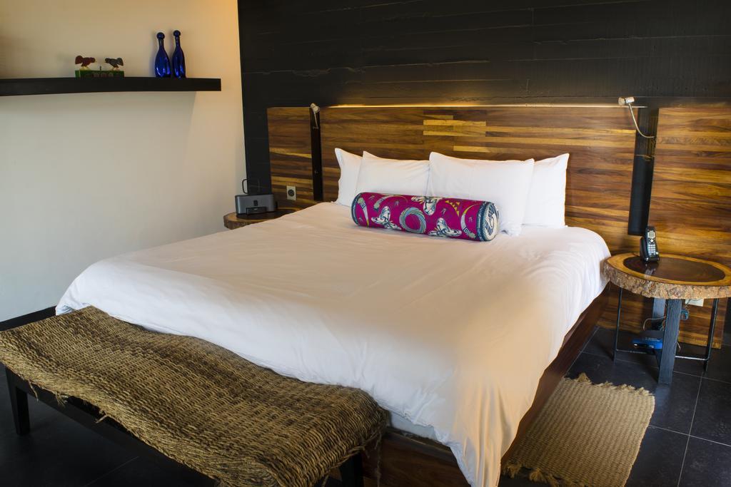 Habitación con cama extragrande y vistas al lago