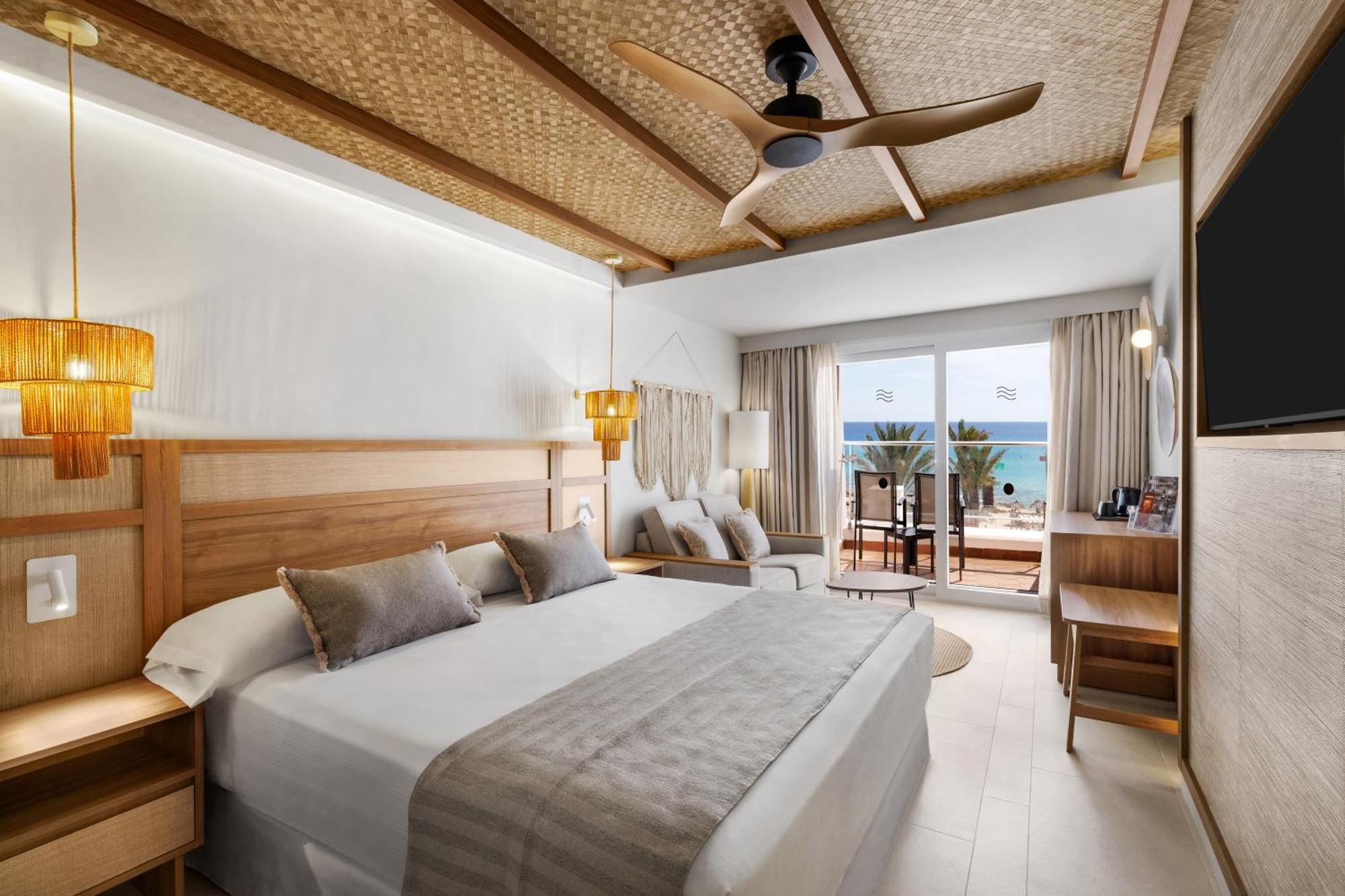Habitación doble con vistas al mar y sofá cama