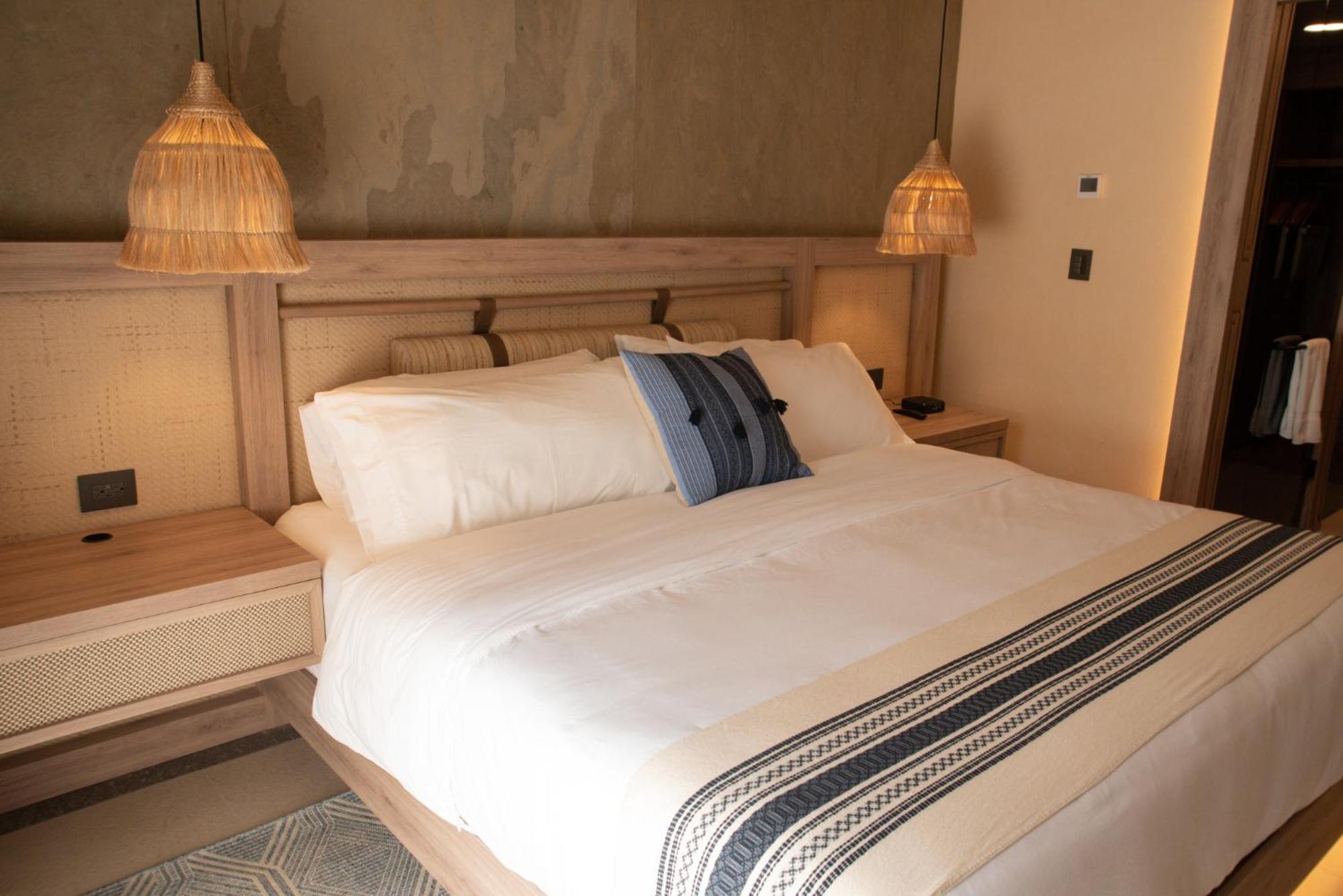 Habitación Esquinera Premium con cama extragrande y vistas al océano