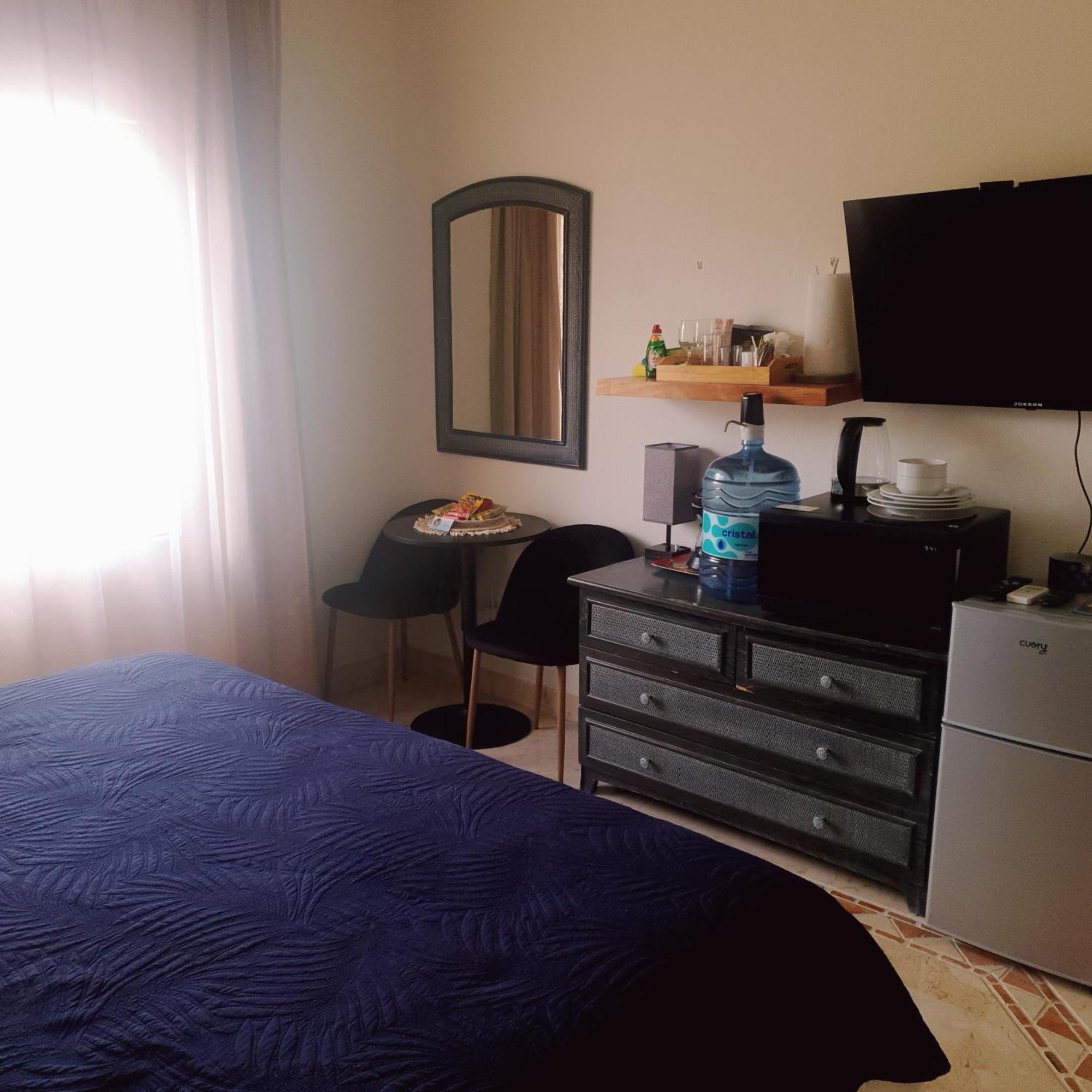 Habitación con cama extragrande y vistas al jardín