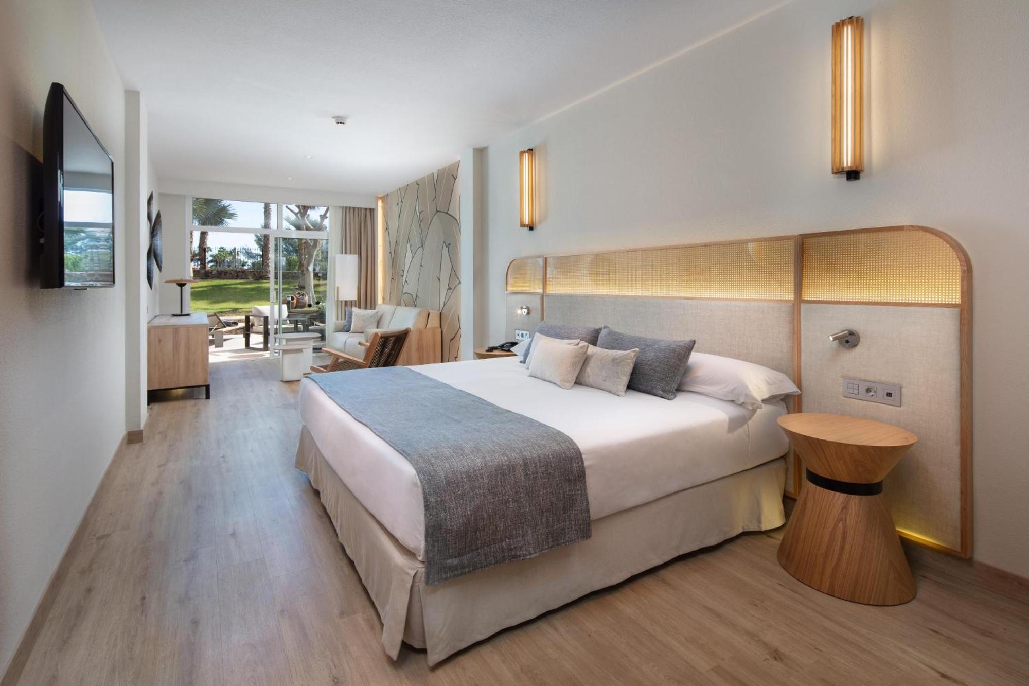 Suite junior con vistas al jardín (3 adultos)