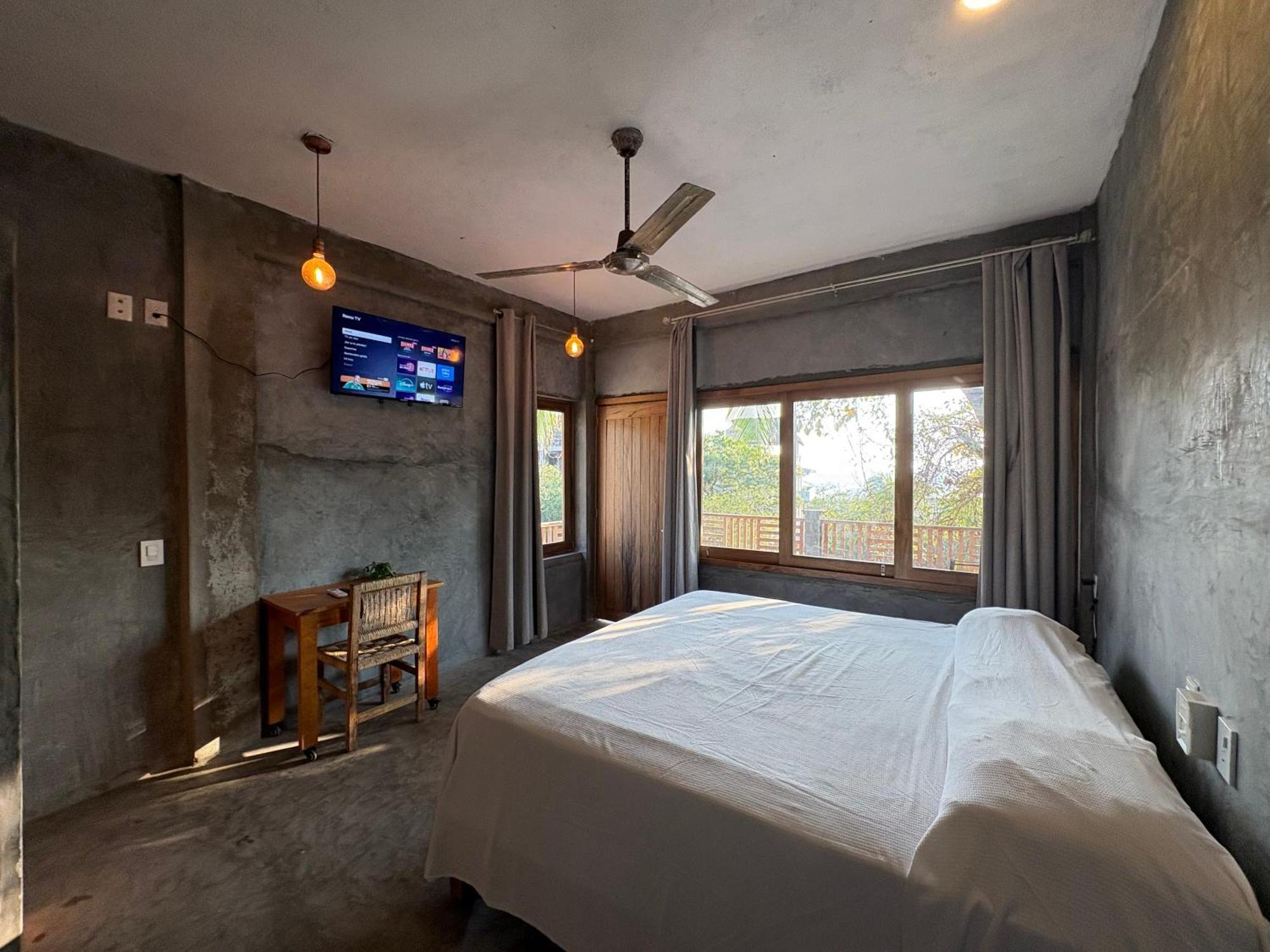 Habitación con cama extragrande y vistas al mar