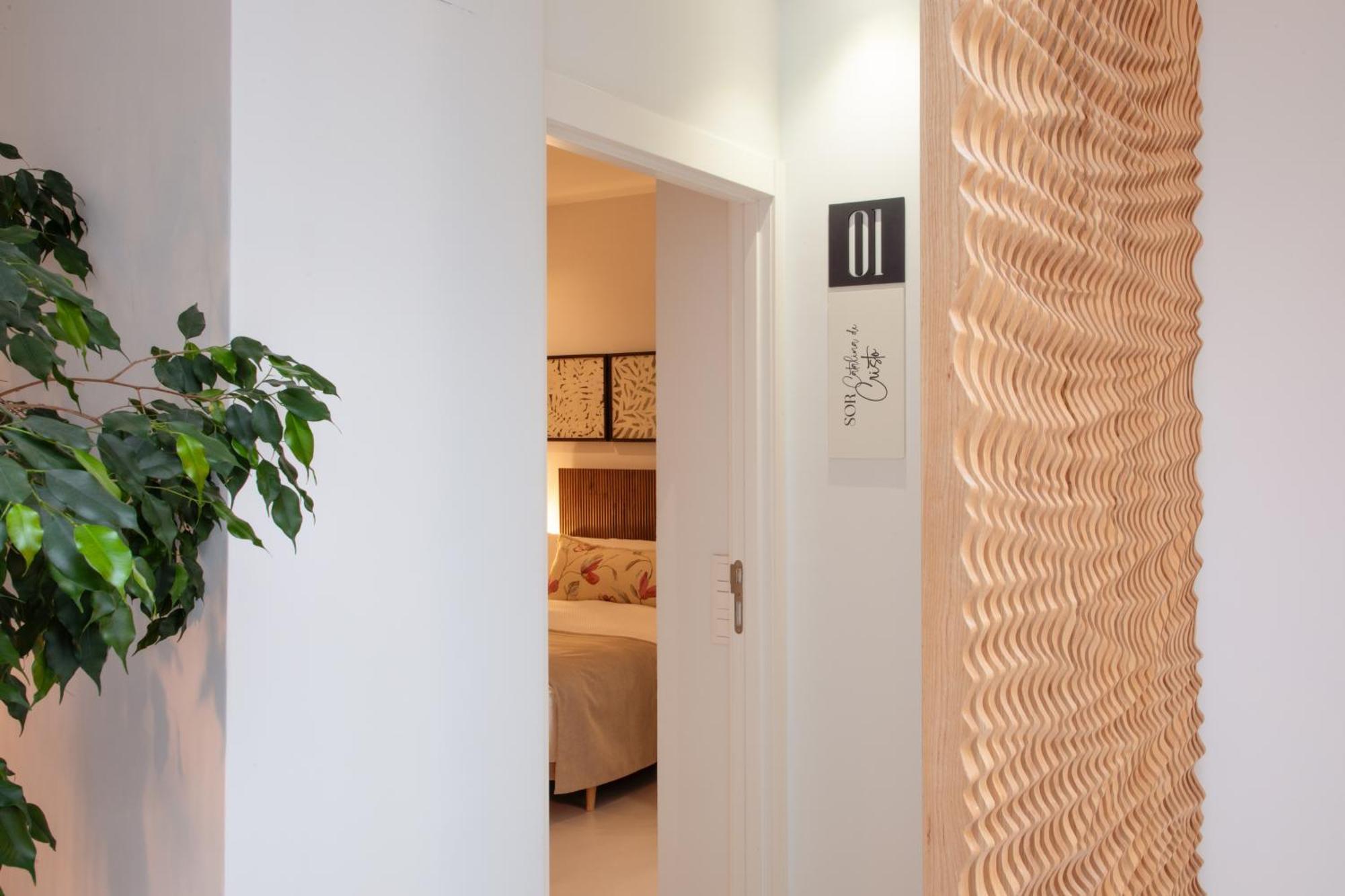 Habitación con cama extragrande.