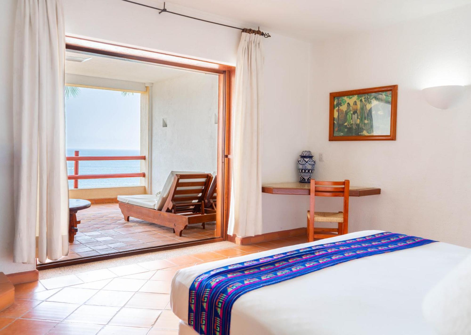 Habitación con cama extragrande y vistas al mar