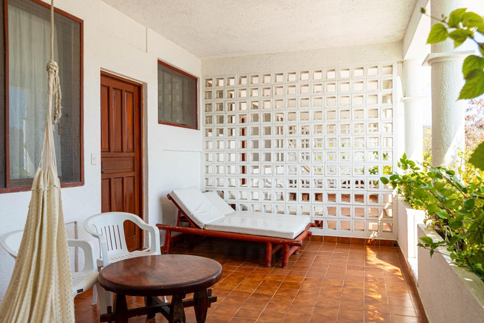 Habitación con cama extragrande y vistas al mar