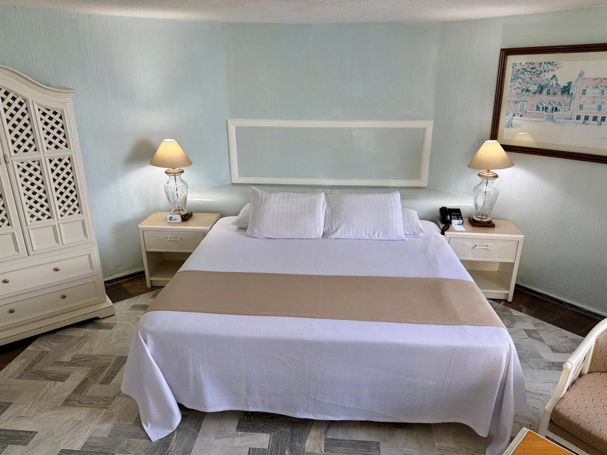 Habitación con cama extragrande.