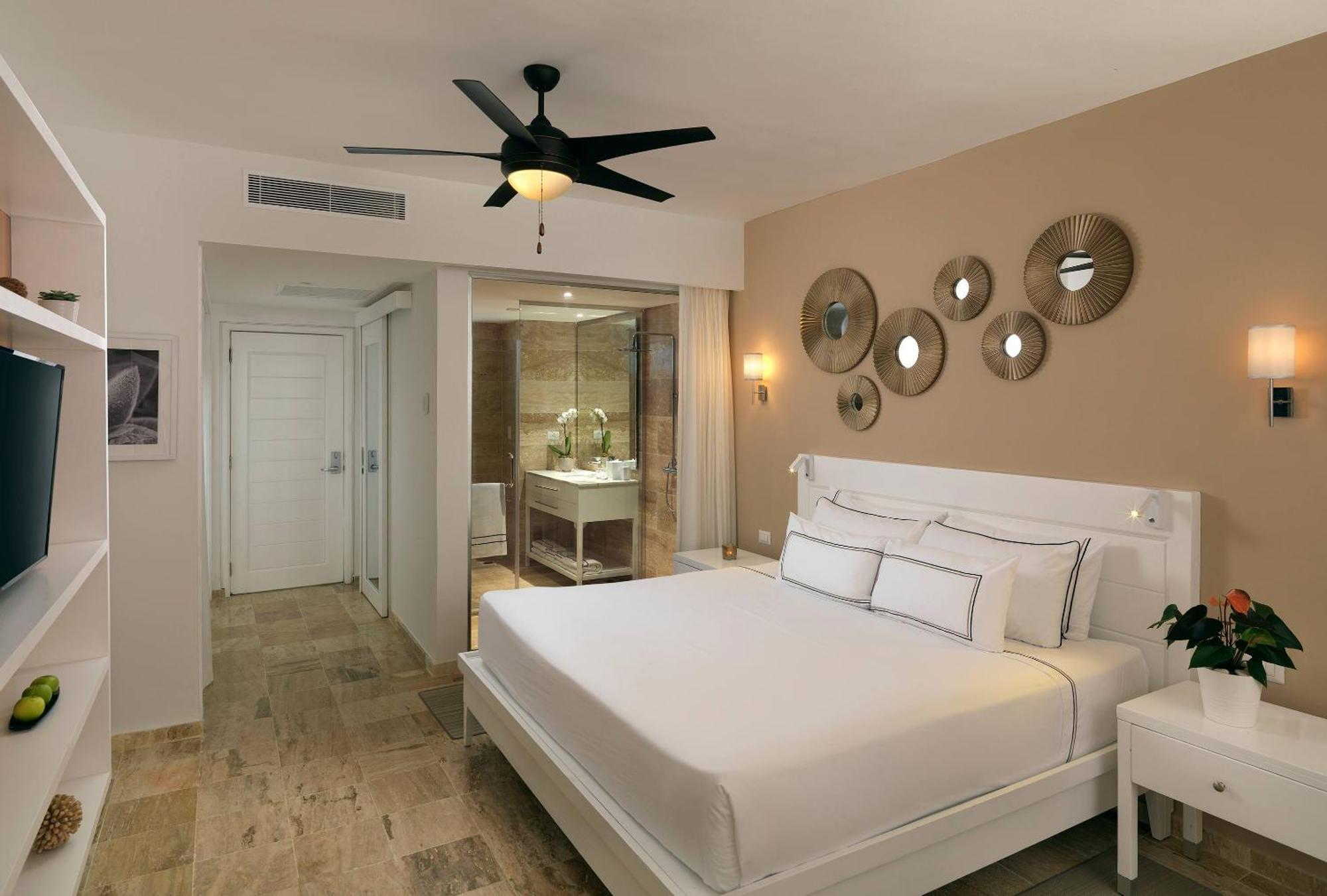 Suite The Level Tropical Palms