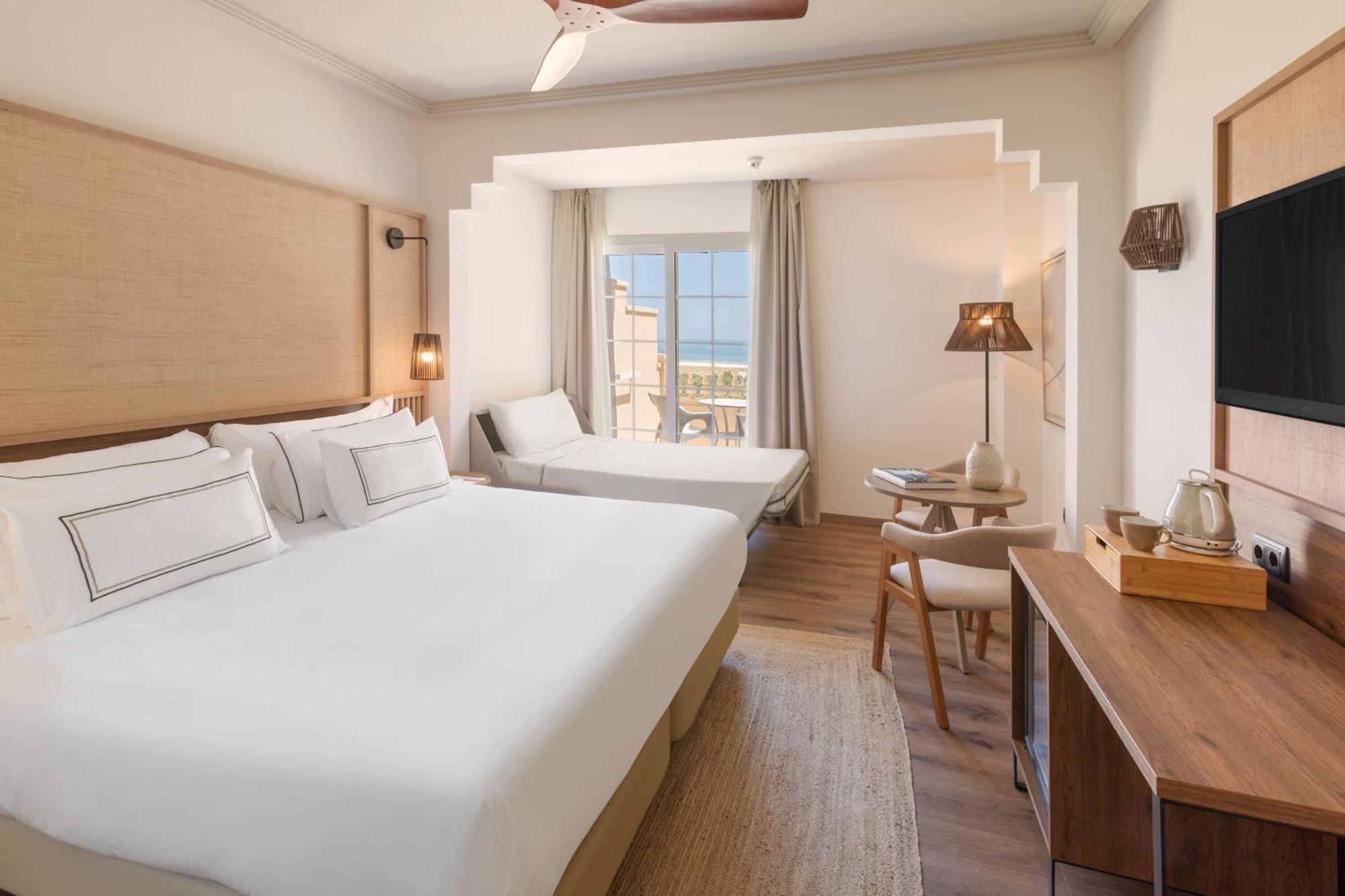 Habitación Familiar con vistas al mar (2 adultos + 2 niños)