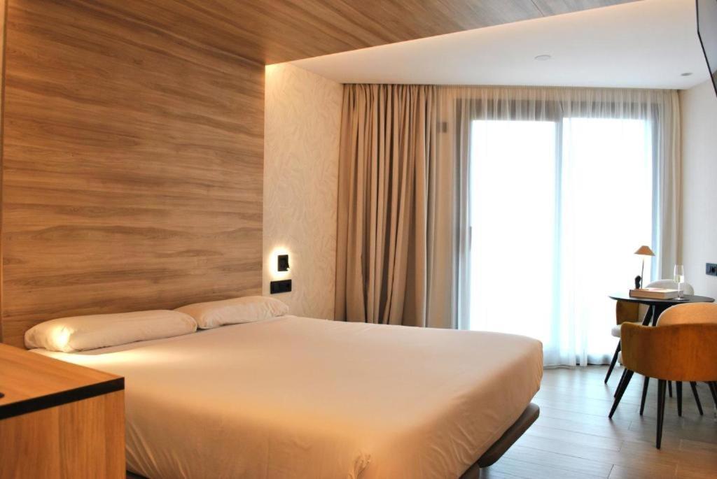 Habitación con cama extragrande y balcón