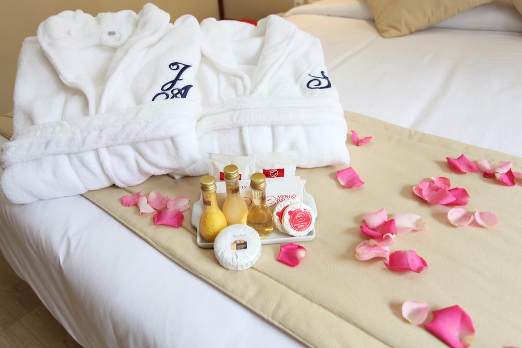 Double Suite with Bathtub,379224664:JPEG