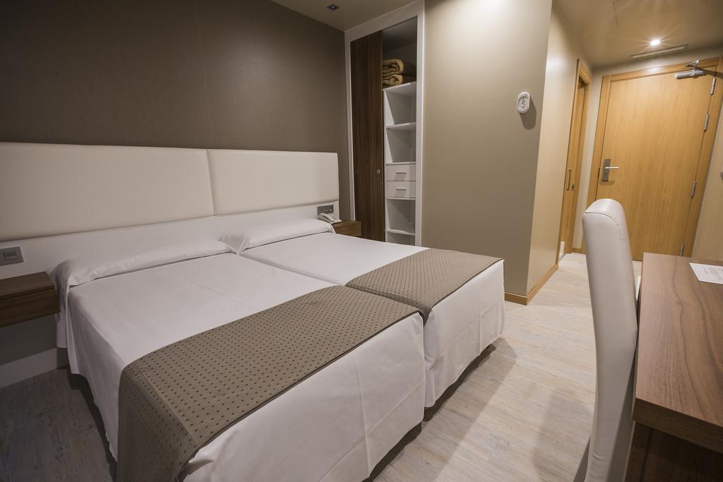 Twin Room,711292489:JPEG