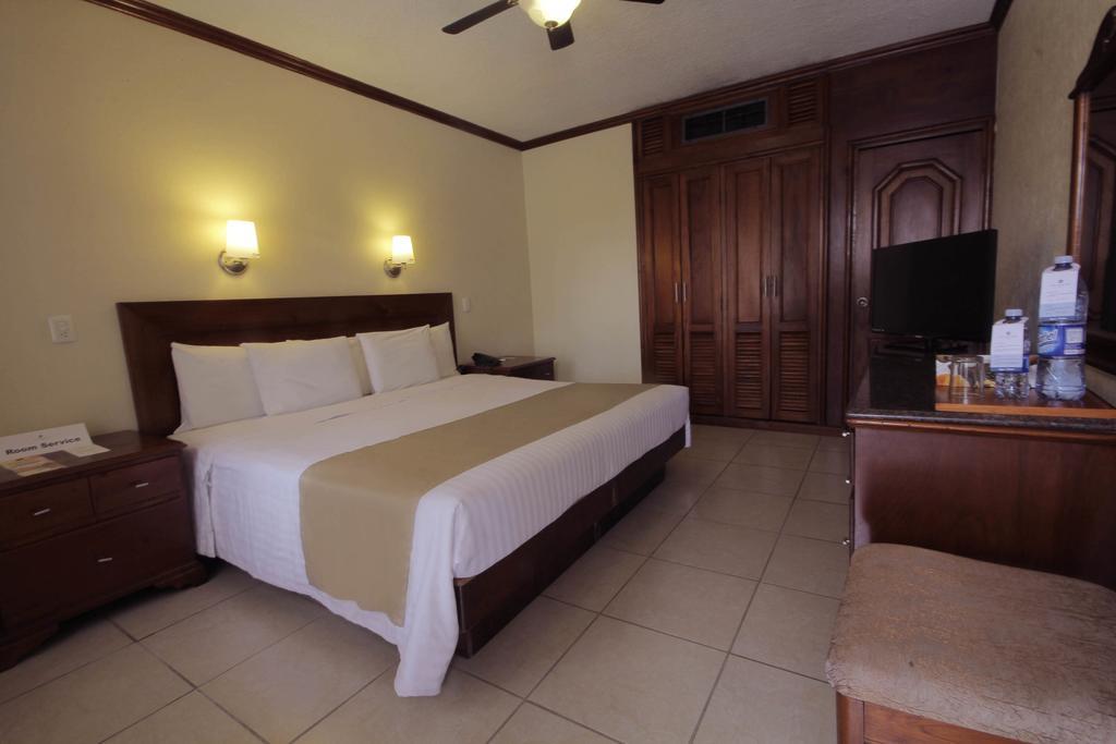 Habitación con cama extragrande.