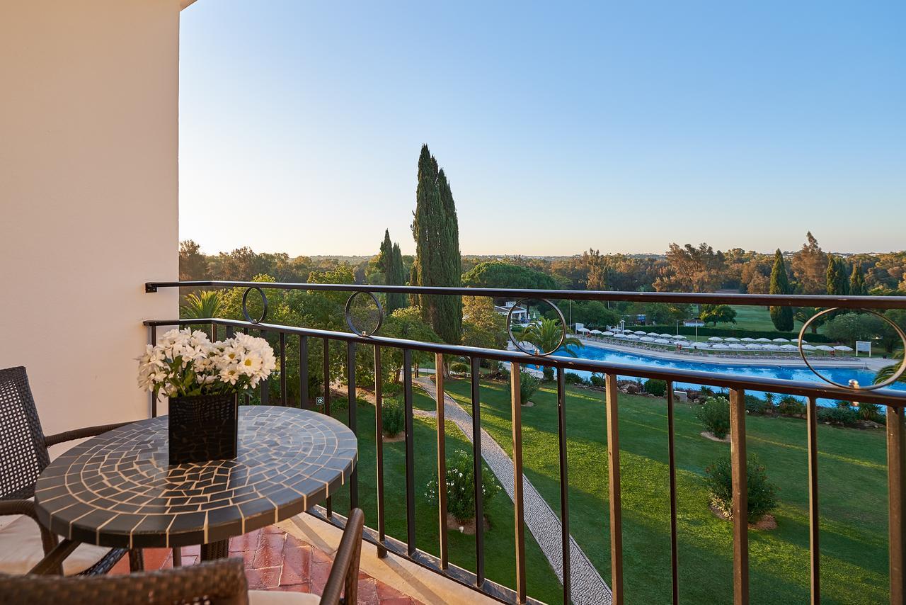 Habitación Doble con vistas a la piscina (2 adultos + 1 niño)