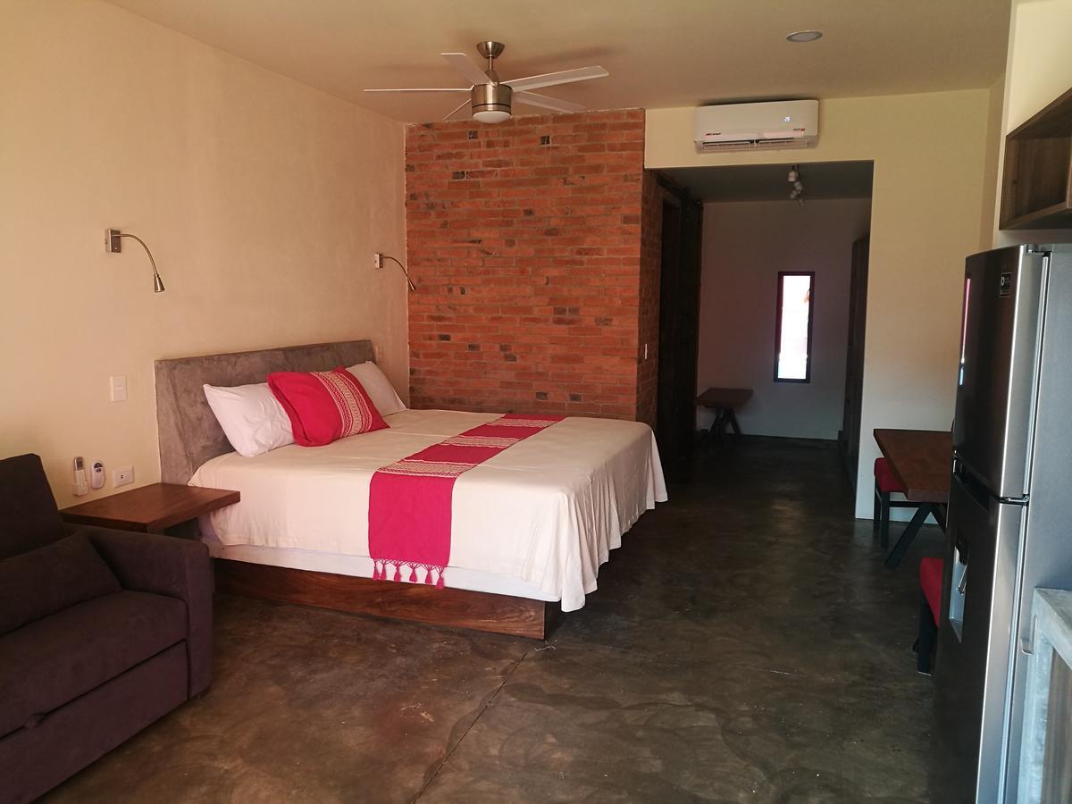 Estudio con cama extragrande y sofá cama
