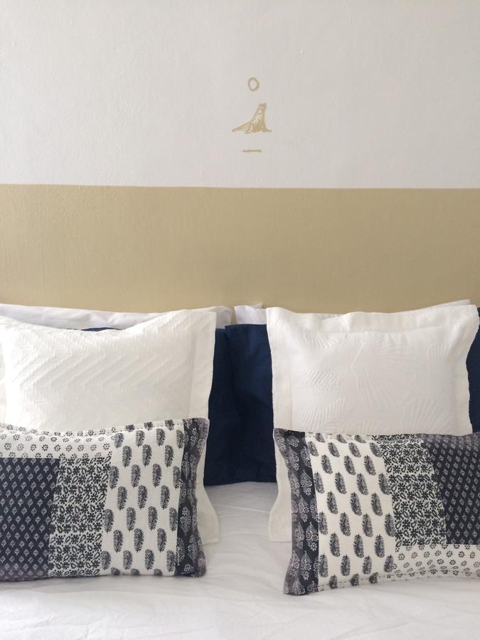 Habitación con cama grande
