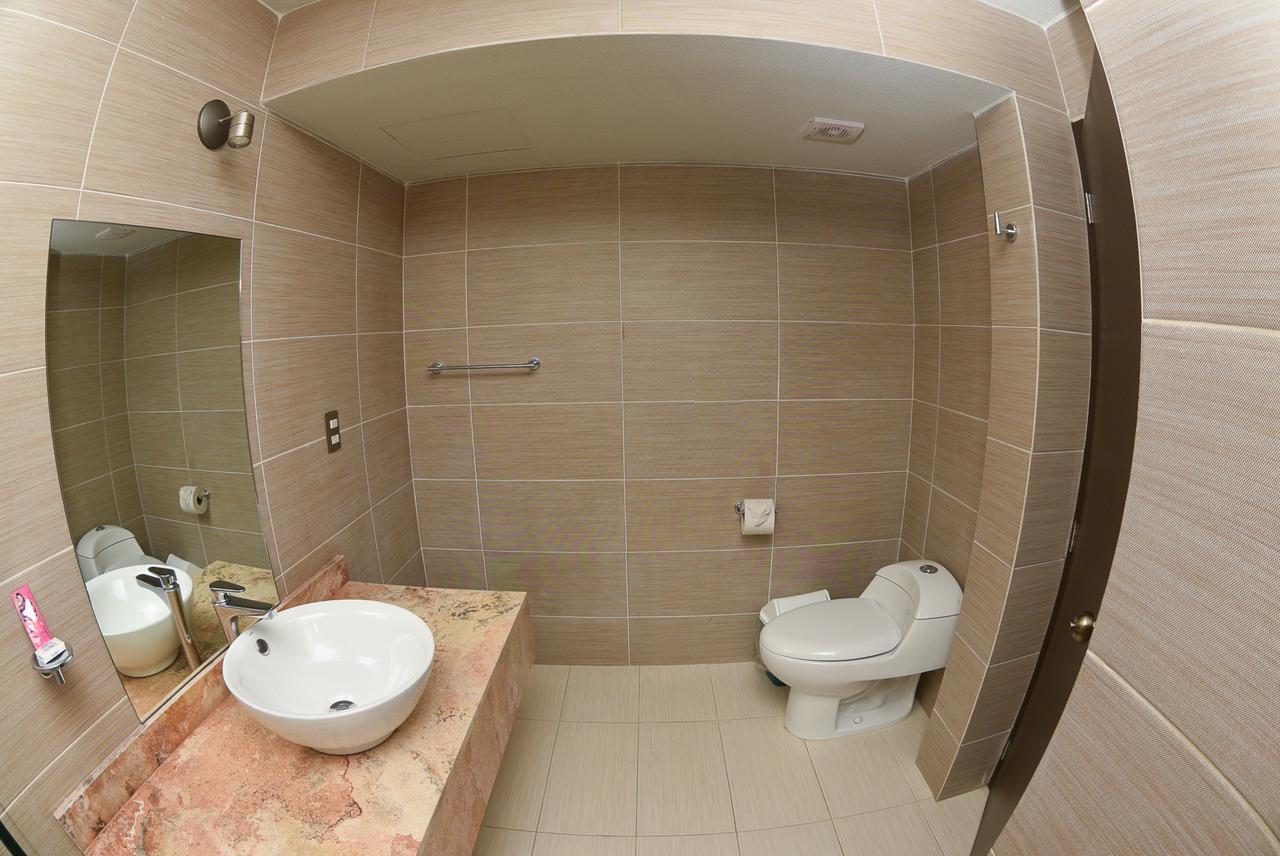 Habitación con cama grande