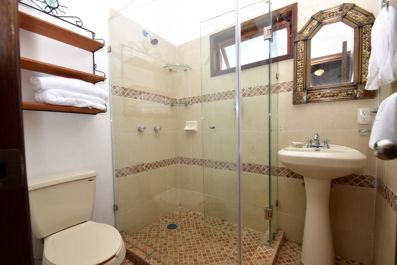 Estudio con cama extragrande y sofá cama