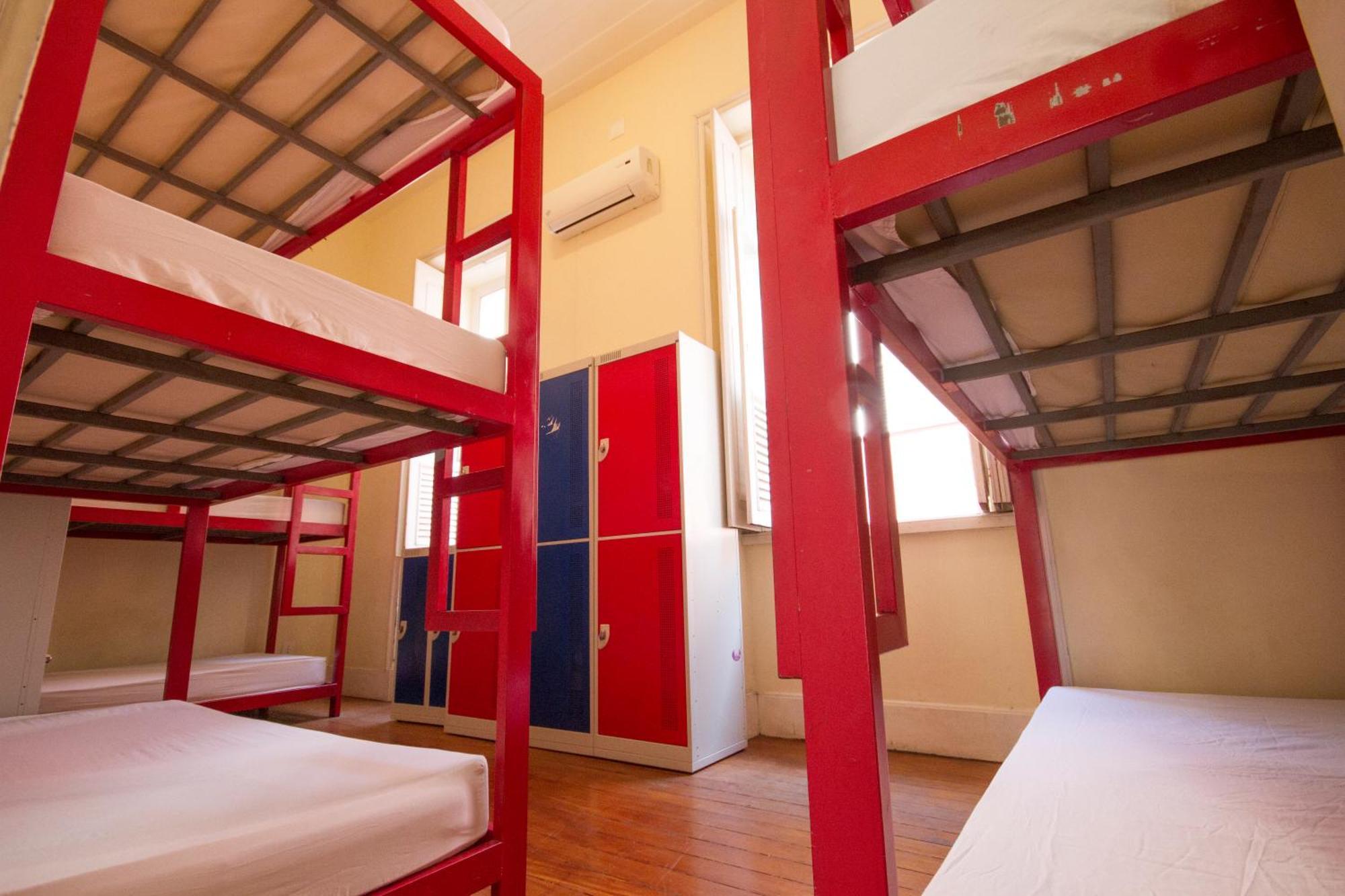 Cama en Habitación Compartida de 9 camas con baño compartido fuera de la habitación