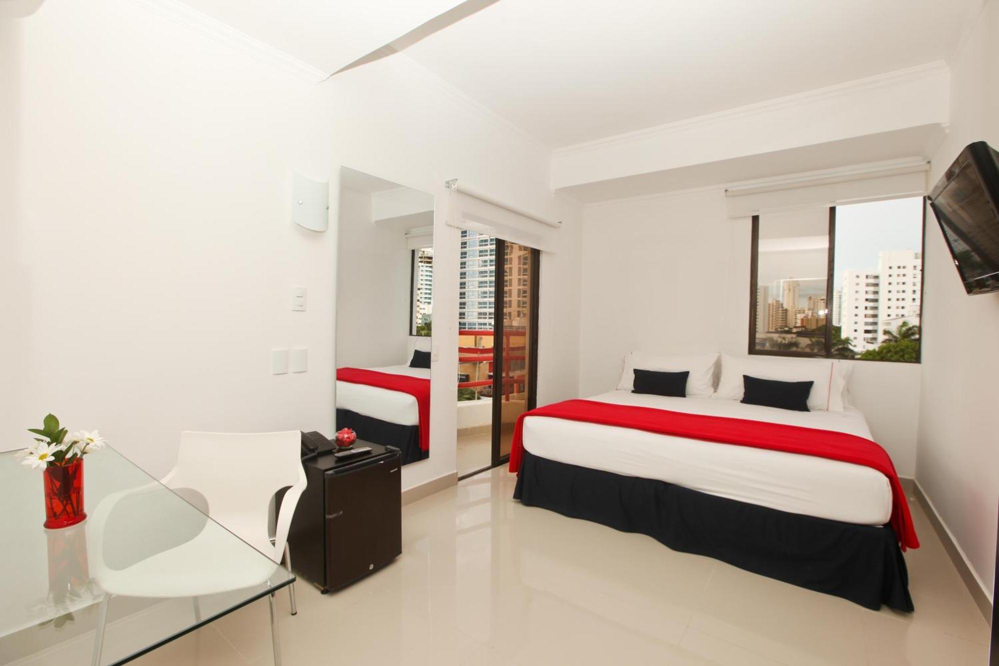 Habitación con cama extragrande y balcón