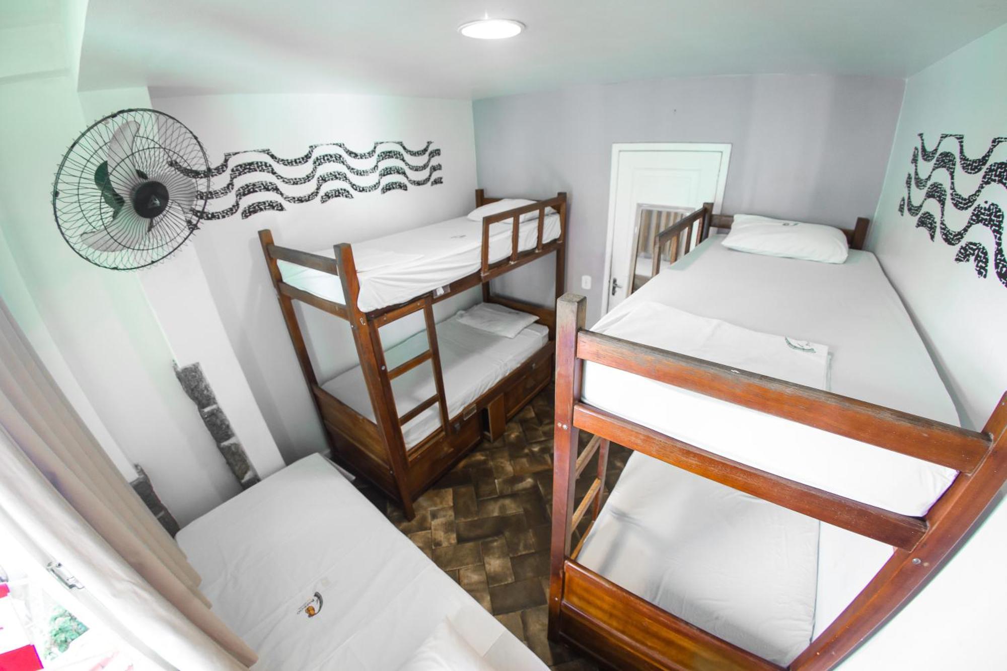 Cama en habitación compartida femenina de 6 camas