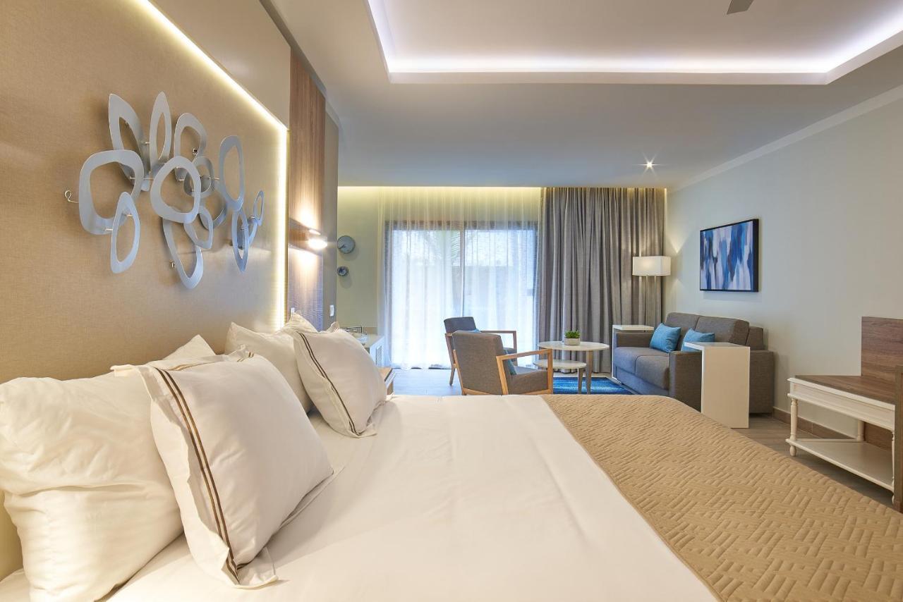 Suite Junior Premium individual con 1 cama extragrande y acceso directo a la piscina
