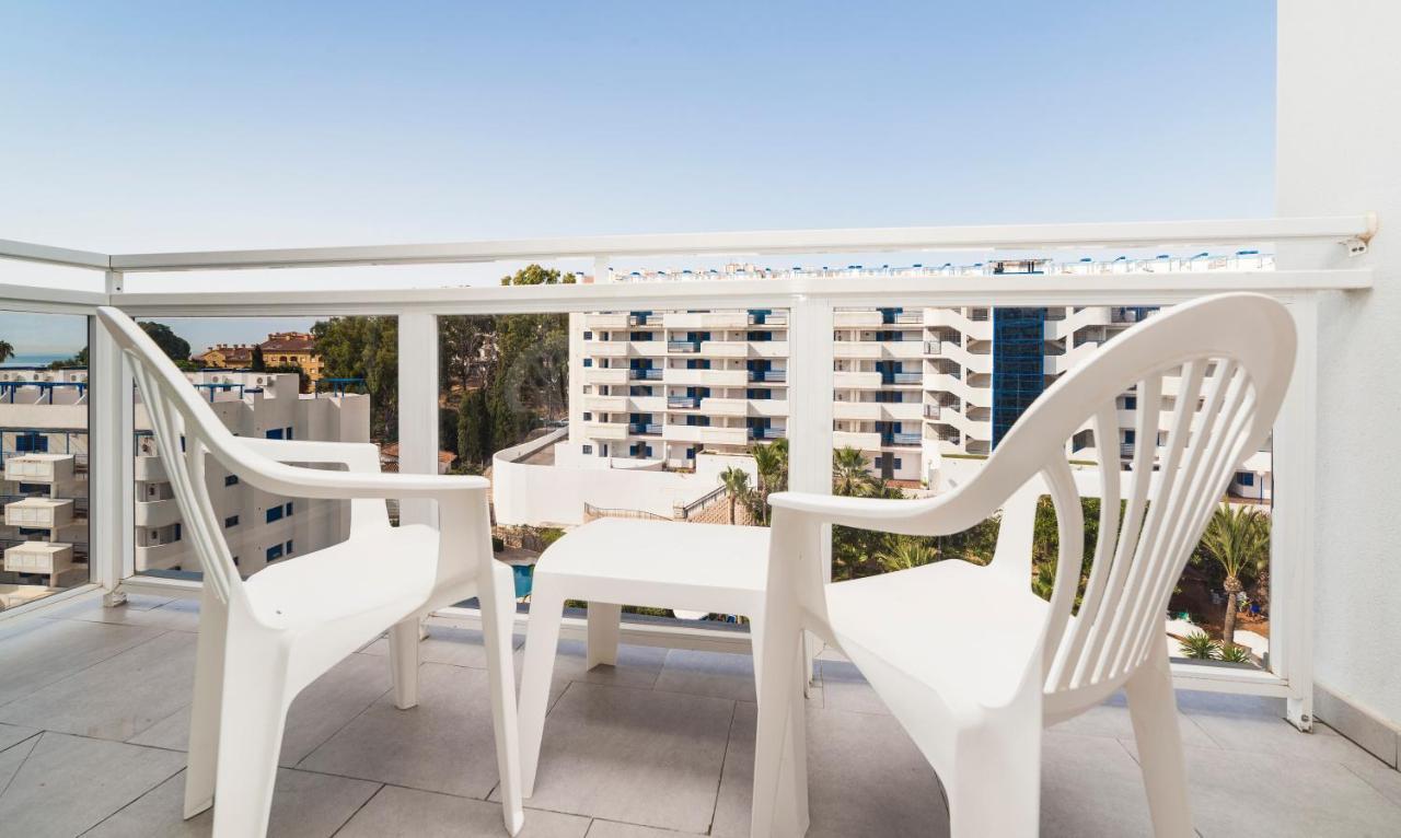 Habitación Doble con vistas a la piscina (2 adultos + 1 niño)