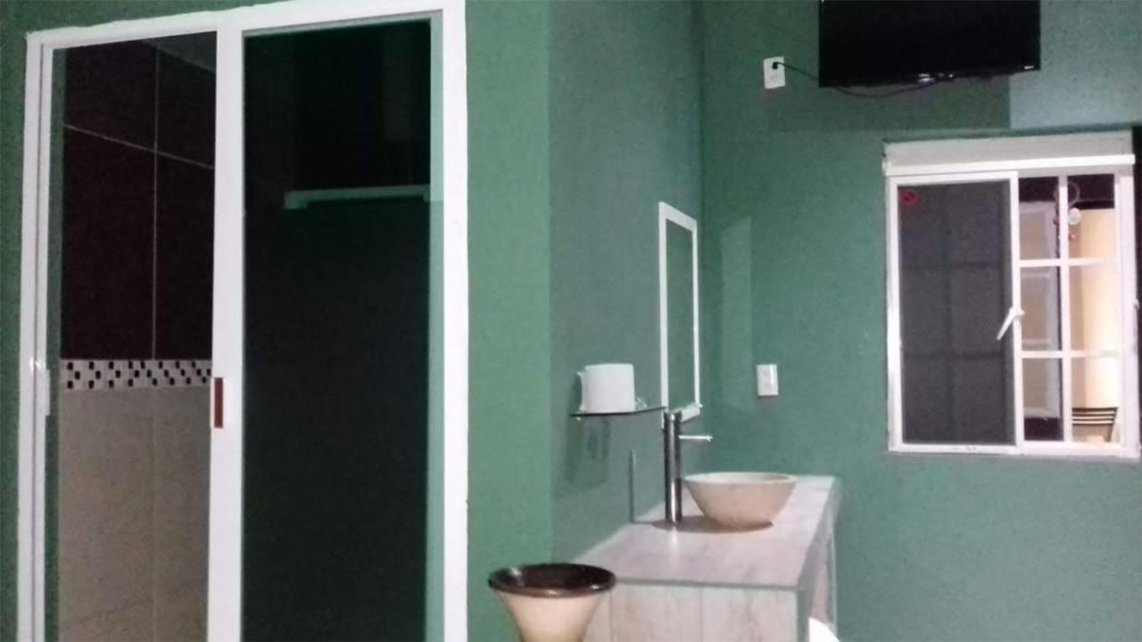 Habitación con cama extragrande.
