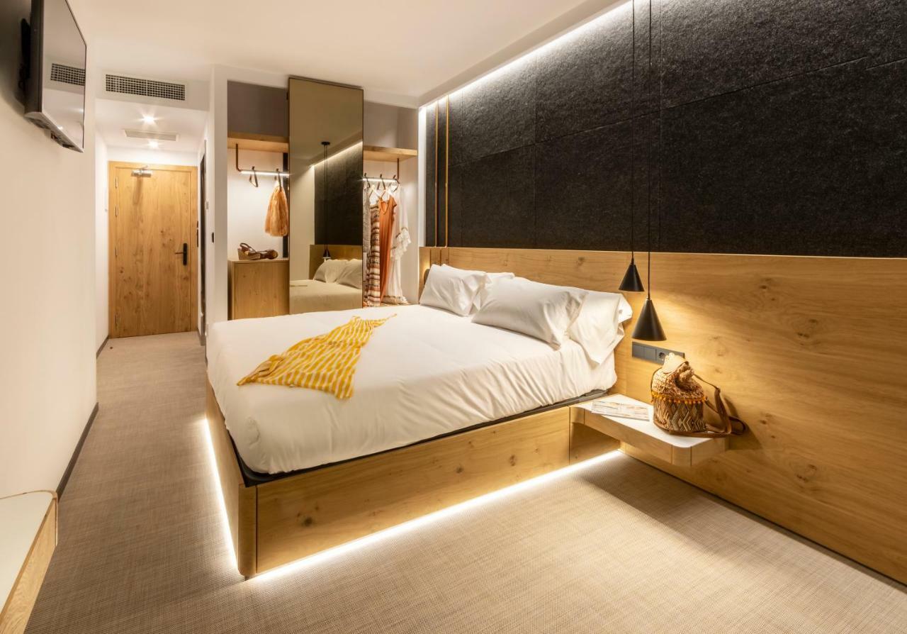 Standard Double or Twin Room,785184108:JPEG