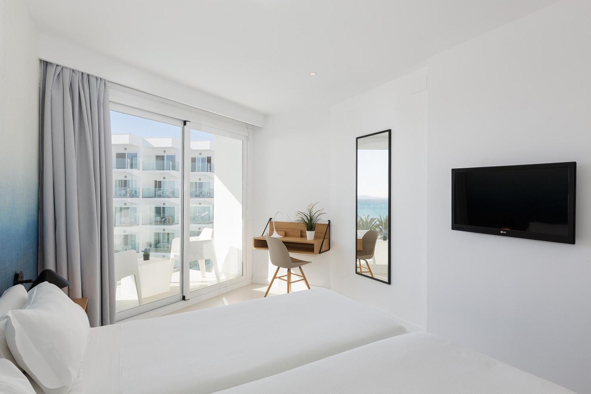 Habitación Doble con vistas laterales al mar y balcón (3 adultos) - 2 camas