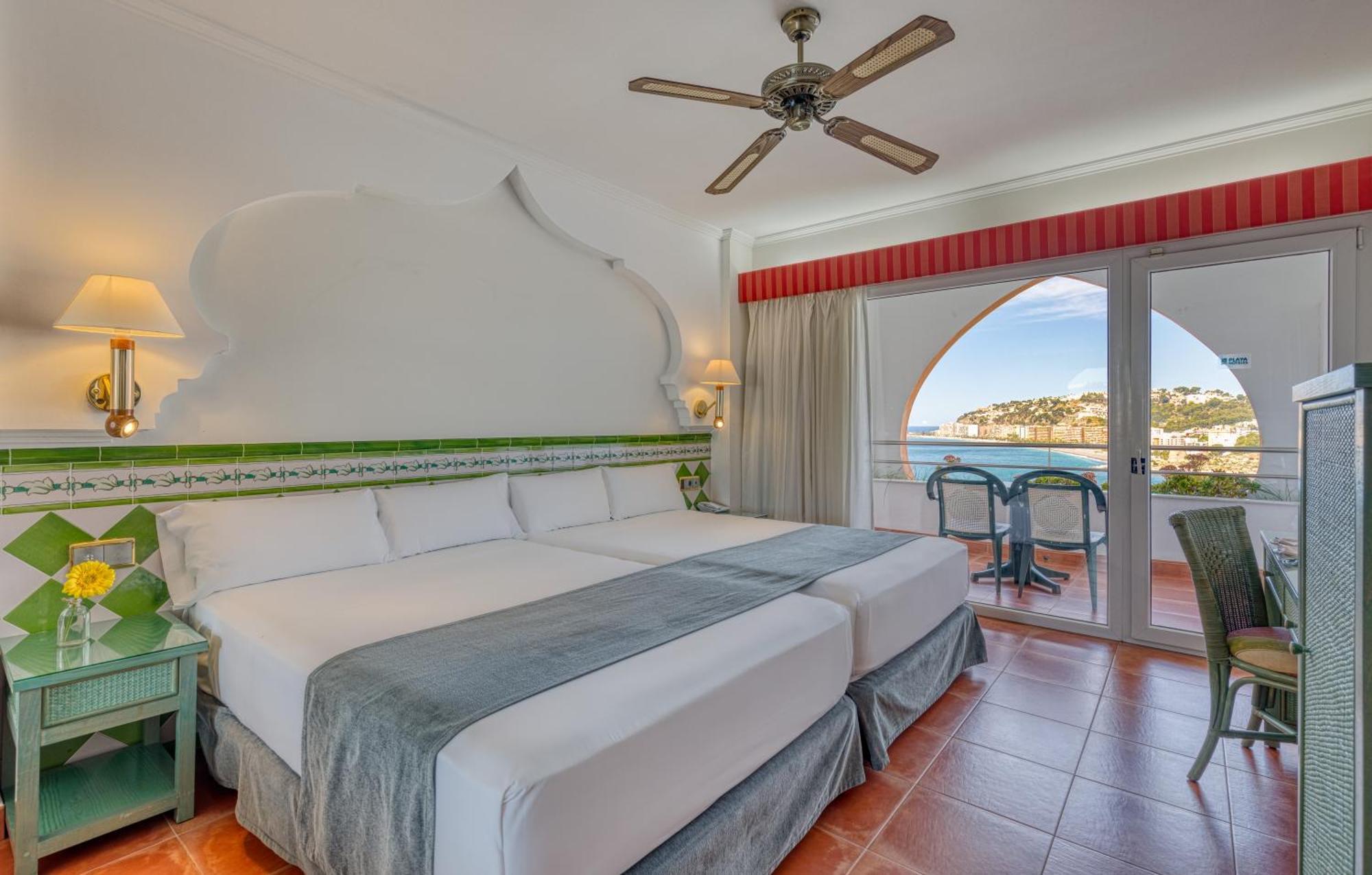 Habitación Doble Estándar con vistas al mar (2 adultos + 1 niño) - 2 camas