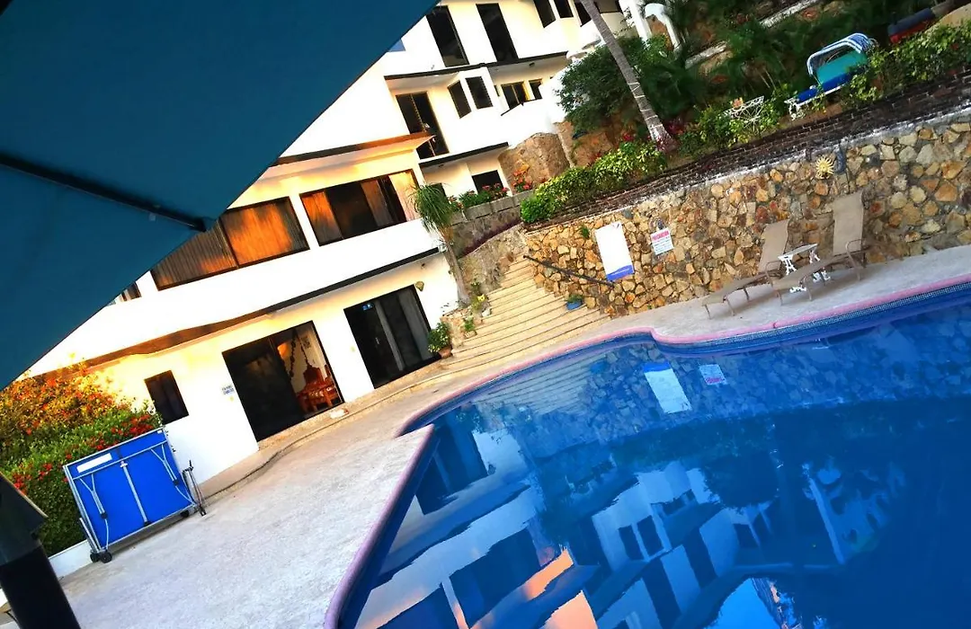Villa Guitarron gran terraza vista espectacular 6 huespedes piscina gigante-1