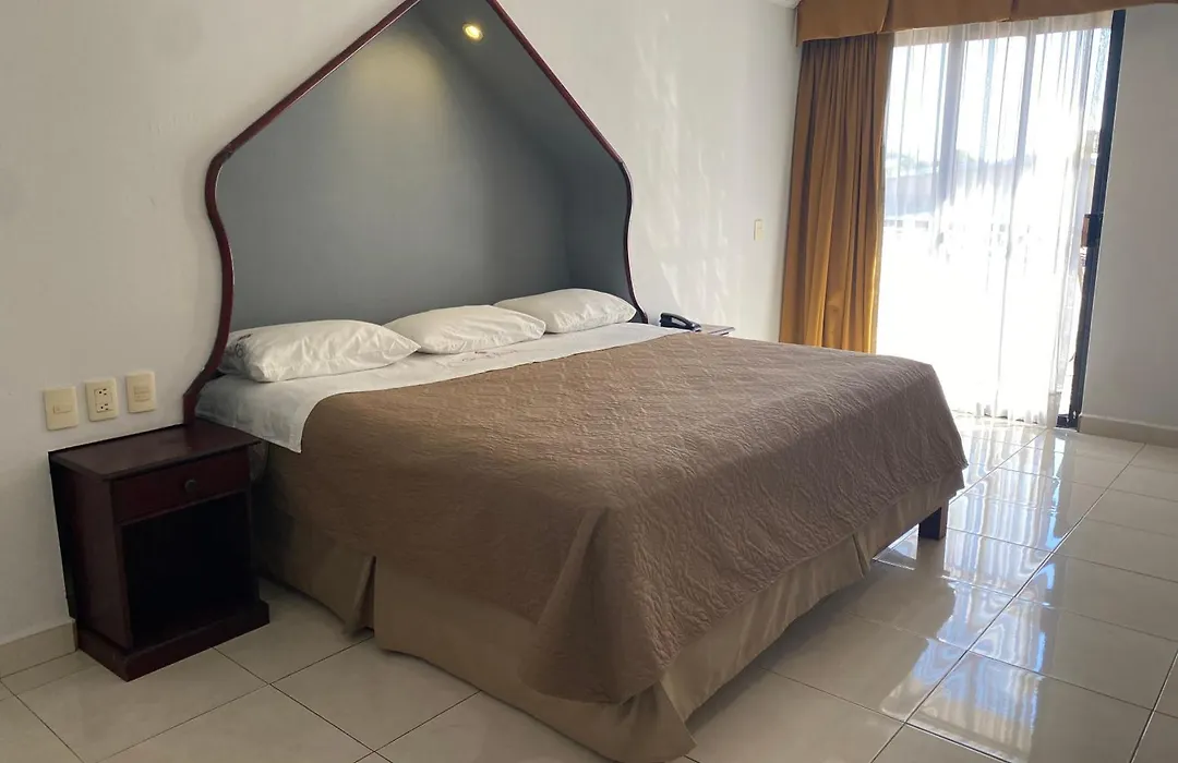 Grand Royal Tampico-1