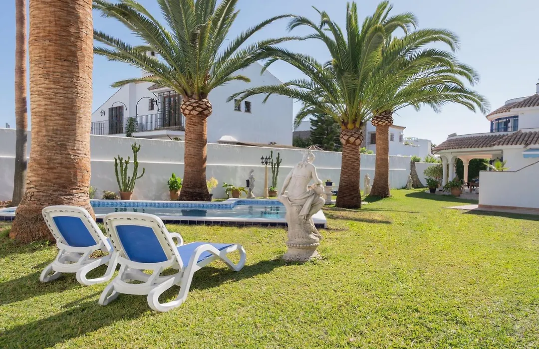 Villa La Contenta jardín y piscina en Conil centro-1