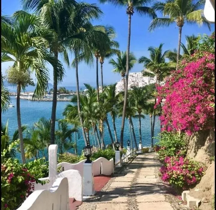 Hermoso condominio en la Bahía Manzanillo-1