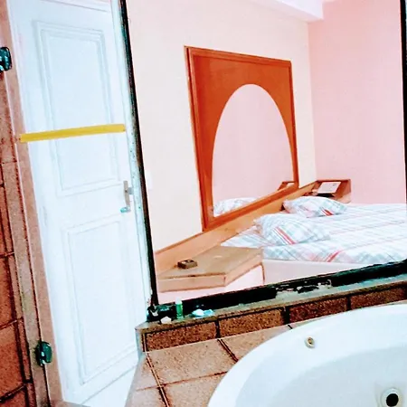 Lips Motel (Adults Only)-3