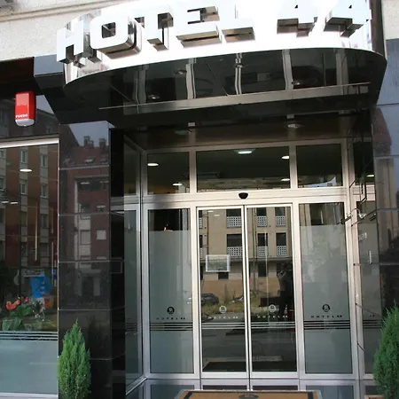Hotel 44-3