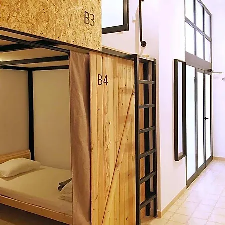 Hostel Numero Trece - Private Capsule Deds - Albergue Juvenil - Free Towels, Coffee & Tea, Remote Check-In (Adults Only)-3