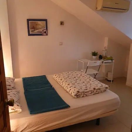 Room At Robert'S, In A Shared House-2