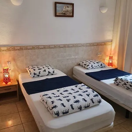 Room At Robert'S, In A Shared House-3