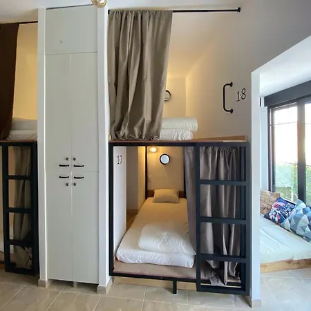Hostel Numero Trece - Private Capsule Deds - Albergue Juvenil - Free Towels, Coffee & Tea, Remote Check-In (Adults Only)-2
