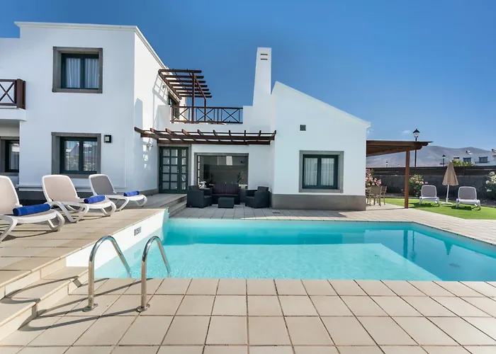 Camelot Holiday Homes By Livvo Playa Blanca 